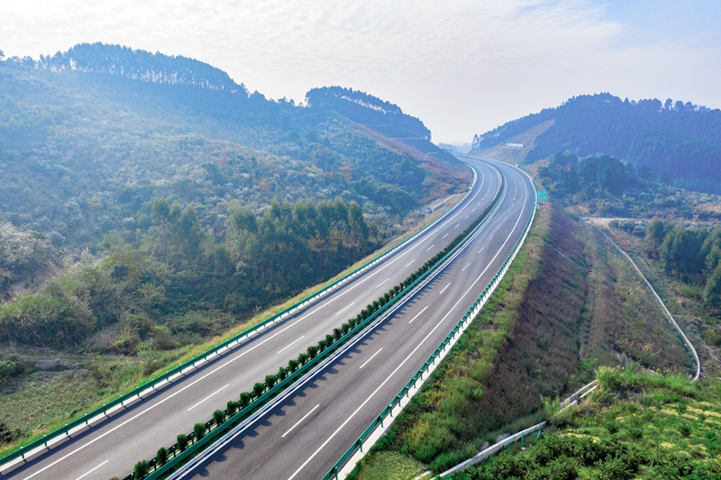 6.高速公路與群山相連，植被覆蓋率高，與原生態(tài)環(huán)境恢復(fù)有機結(jié)合.jpg