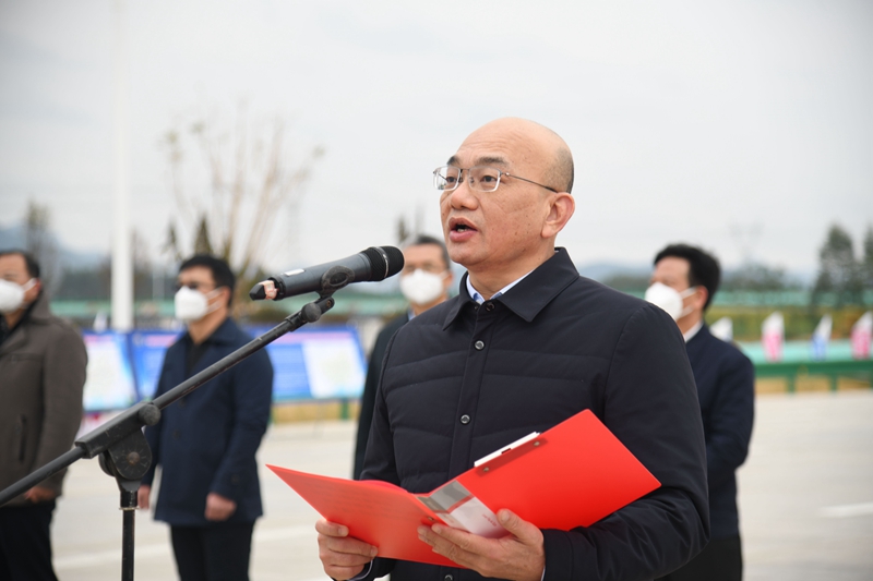 自治區(qū)交通運(yùn)輸廳黨組成員、總工程師陳津維宣布通車.jpg