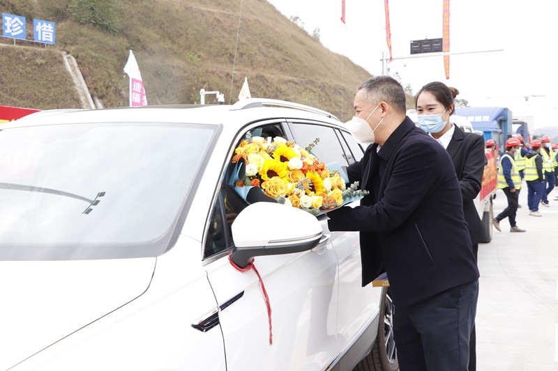 廣西新發(fā)展交通集團黨委書記、董事長陳開群為第一輛通車車輛送上鮮花.JPG